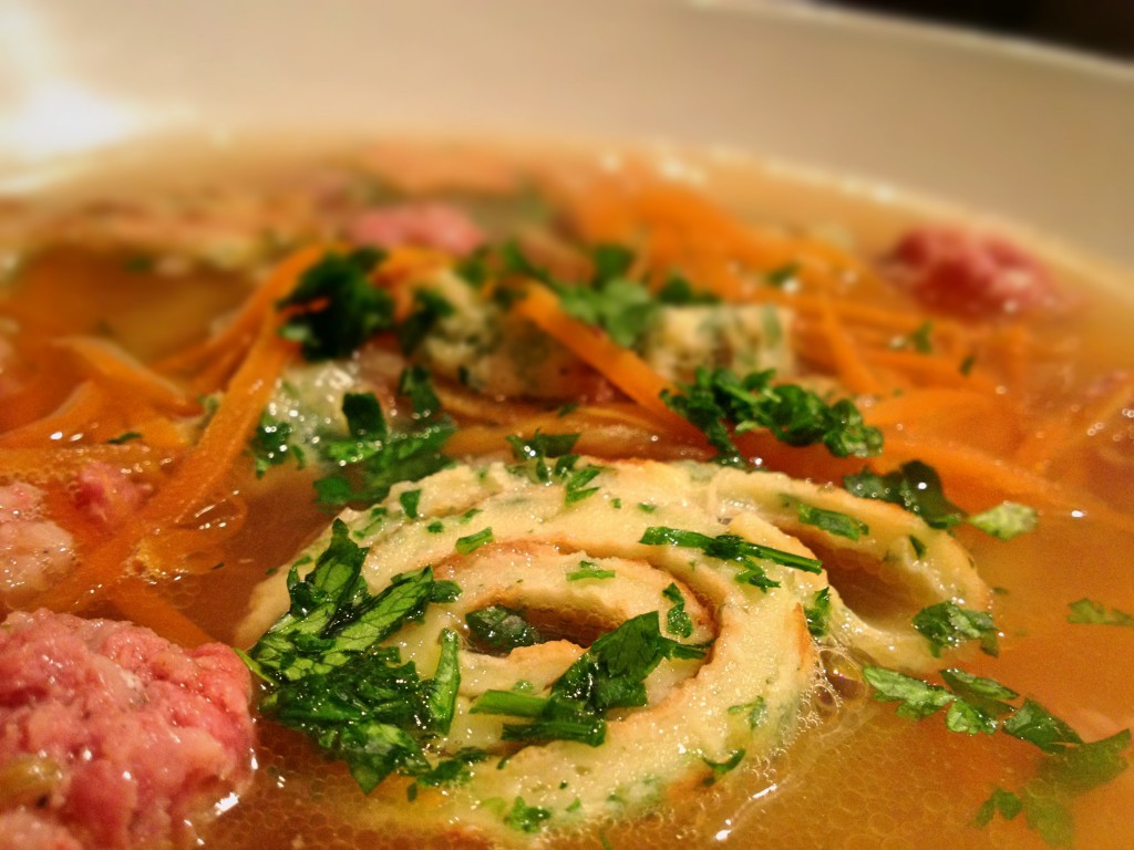 Feinkostpunks&amp;#39; Flädlesuppe mit frischen Kräutern | Feinkostpunks.de
